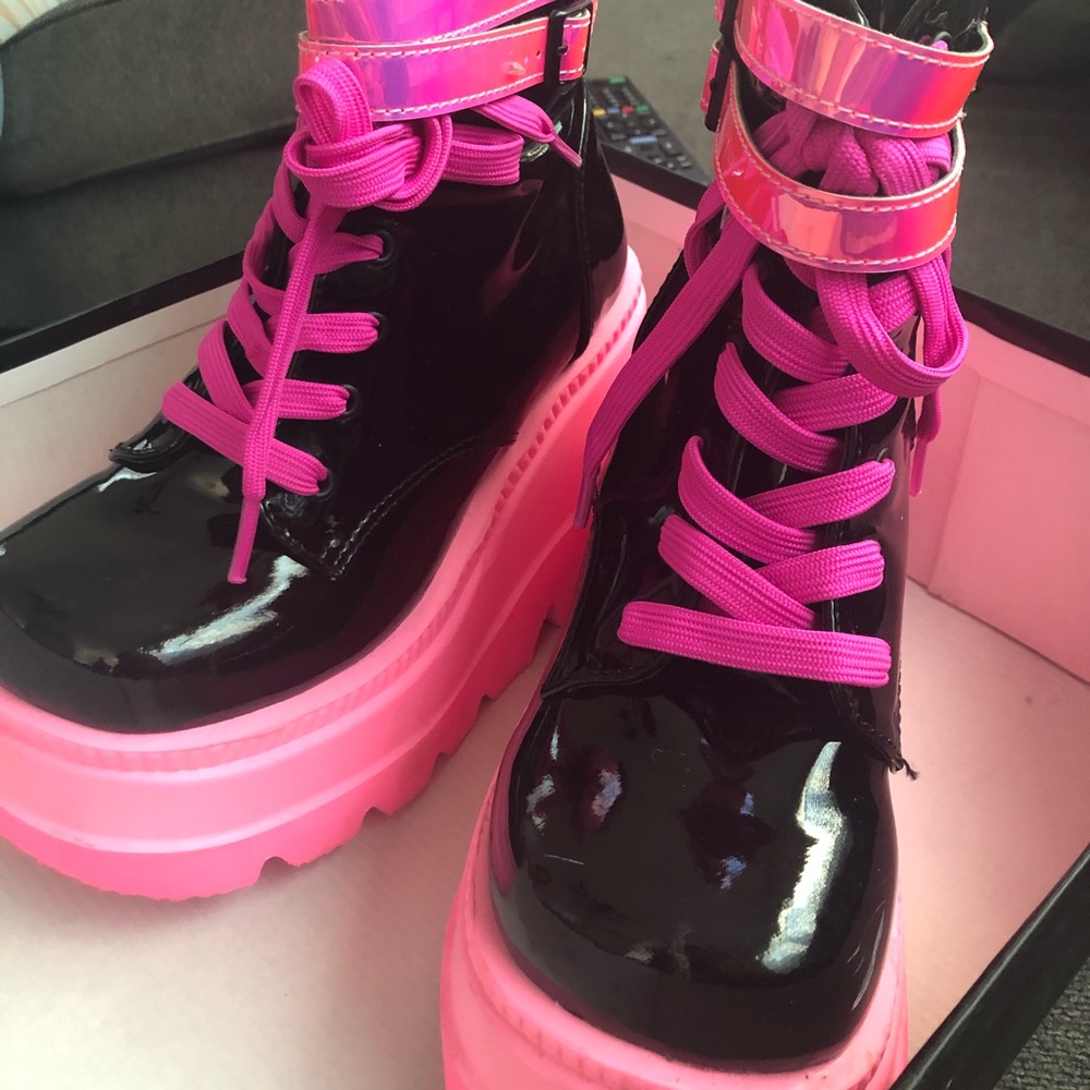 Neon pink demonias